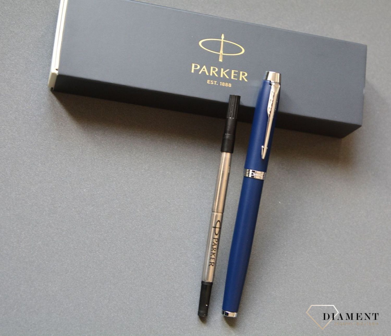 Pióro kulkowe Parker IM Niebieski Mat CT T2016 (1931661) PIÓRO 1931661. Wykonana ze stali szlachetnej zaspokoi potrzeby najbardziej wymagających pisarzy. Ciesz się niezawodnością pisania i korzystaj ze swojego pióra Parker kiedy tylko masz n.jpg